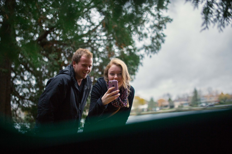Illustration for article titled Photographer Captures Marriage Proposal by Hiding in a Garbage Can
